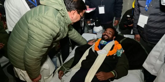 17 gün sonra kurtarılan işçiler tünelde yaşadıklarını anlattı 17 gün sonra kurtarılan işçiler tünelde yaşadıklarını anlattı