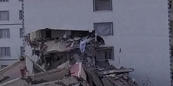 Hasarlı bina yıkımında komşu bina zarar gördü
