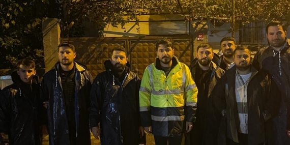 AK Parti Gençlik Kolları, selzedelere kumanya ve giyim yardımında bulundu