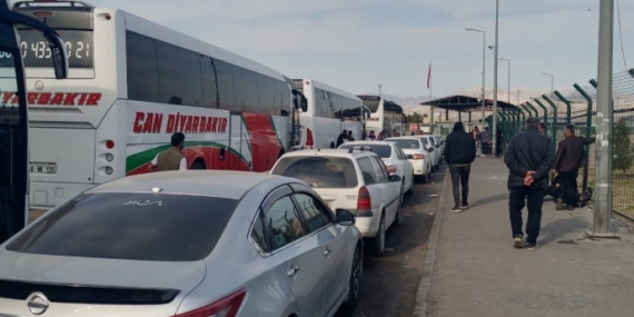 Habur Sınır Kapısı’nda kilometrelerce araç kuyruğu oluştu
