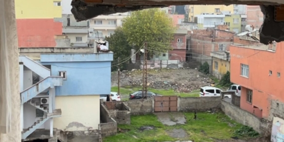 Hasarlı bina yıkımda mağdur olan aileler seslerini duyuramıyor
