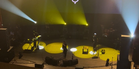 Külliyenin konferans salonunda tıklım tıklım konser