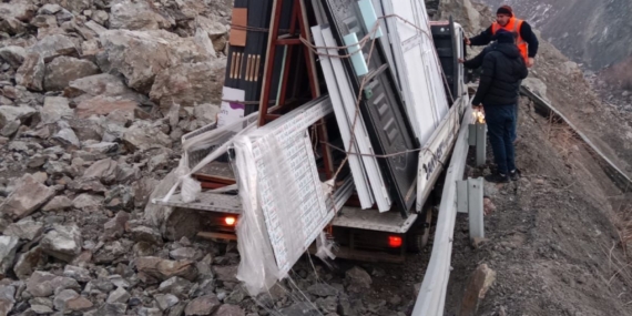 Van Hakkari karayolunda büyük heyelan: 3 yaralı