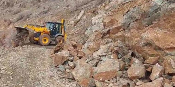 Siirt’te yola düşen kayalar ulaşımı kesti Siirt’te yola düşen kayalar ulaşımı kesti