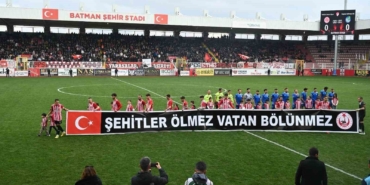 BATMAN PETROLSPOR, OYUNCULARI ŞEHİT VE GAZİ ÇOCUKLARIYLA SAHAYA ÇIKTI
