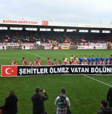 BATMAN PETROLSPOR, OYUNCULARI ŞEHİT VE GAZİ ÇOCUKLARIYLA SAHAYA ÇIKTI