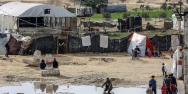 İsrail saldırılarından kaçan Gazzeliler, Refah'ta çadırlarda yaşamlarını sürdürüyor