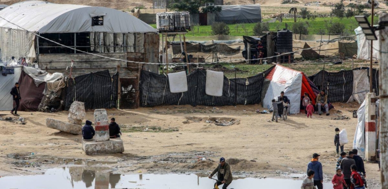 İsrail saldırılarından kaçan Gazzeliler, Refah'ta çadırlarda yaşamlarını sürdürüyor