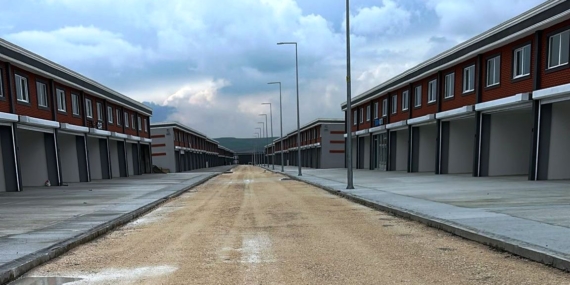 Asfaltlanmayan yol esnafı engelliyor