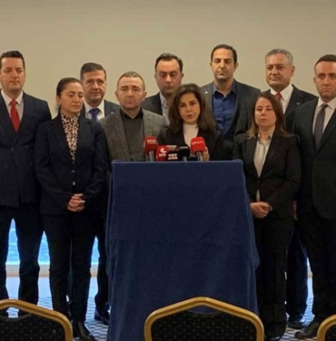 iyi-parti-de-16-isim-istifa-etti-aksener-timsah-gozyasi-dokuyor