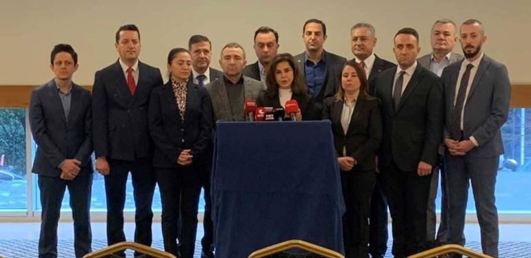 iyi-parti-de-16-isim-istifa-etti-aksener-timsah-gozyasi-dokuyor