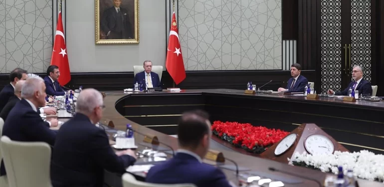kulis-kabine-degisikligi-konusulmaya-baslandi-ayrilmasi-ve-devam-etmesi-beklenen-isimler-netlesiyor-l8ml