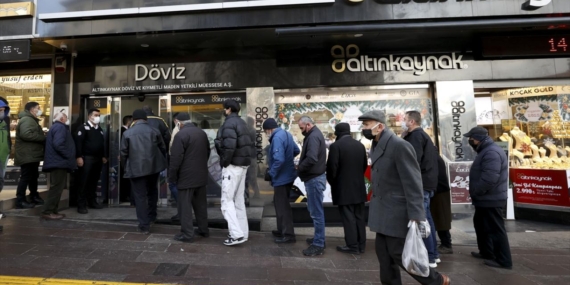 Döviz büroları önünde kuyruk: Kur artacak mı?