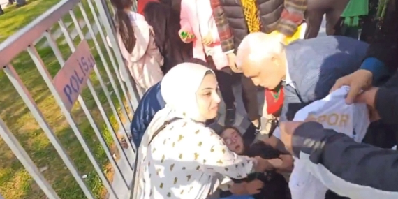 Polisin Amedspor forması ile Newroz alanına girmesine izin vermediği down sendromlu çocuk kriz geçirdi