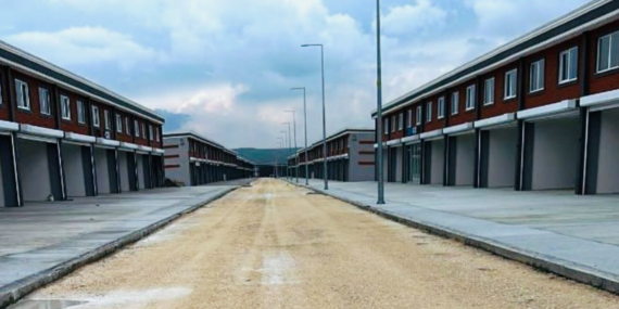 Oto galerici 100 esnaf dökülmeyen asfalttan dolayı kepenk açamıyor