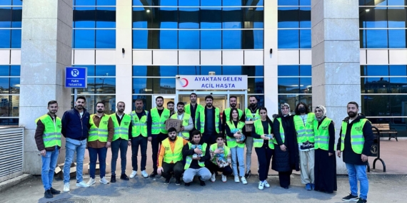 Evine yetişemeyen vatandaşlara kumanya ikramı