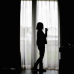 Kadınlar yalnız yürürken kendini güvensiz hissediyor thinking-2042087_1280