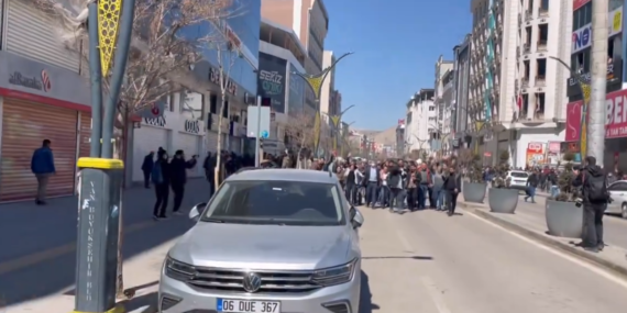 Van’da DEM, CHP ve TİP’in açıklamasına polis engeli: Gazlı müdahale