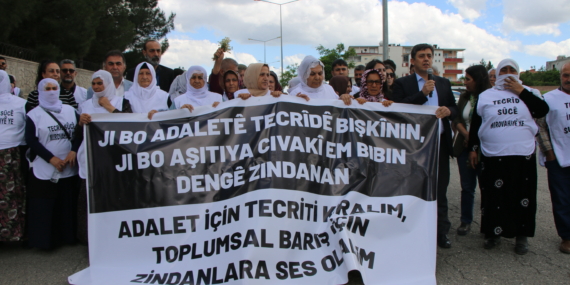 Batmanlı tutsak yakınlarından Beşiri cezaevi önünde açıklama