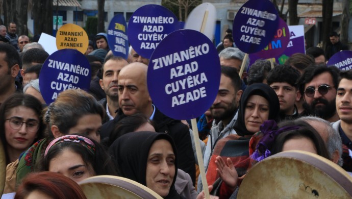 Saha araştırması: Yaş küçüldükçe anadilde konuşma oranı düşüyor