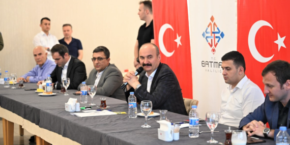 Batman Valisi, eski muhtarları yemekte ağırladı
