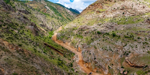 Kozluk Mengîç'te (Geyikli Köyü) yol yapımı sürüyor Kozluk Mengîç’te (Geyikli Köyü) yol yapımı sürüyor