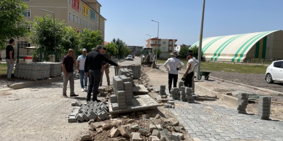 Kozluk’ta yollar onarılıyor Kozluk’ta yollar onarılıyor