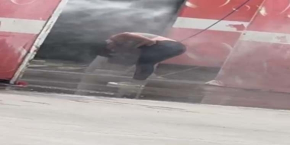 Akaryakıt istasyonunda tazyikli suyla kendisini yıkattı