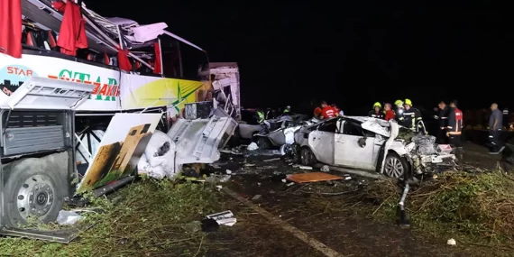 Mersin’de Diyarbakır firması zincirleme kazaya karıştı: 10 kişi hayatını kaybetti. Ölenlerin isimleri