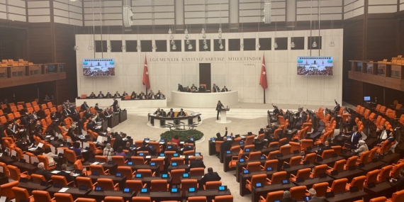 Kayyum, kayyumu savununca Meclis karıştı: AK Parti ve DEM vekilleri birbirine girdi