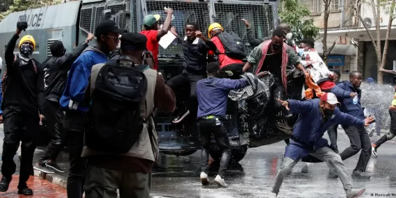 Kenya’da vergi isyanı: Gençler parlamentoyu ateşe verdi