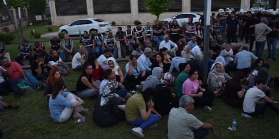 Batman belediyesi önünde ‘kayyum’a karşı tepki nöbeti