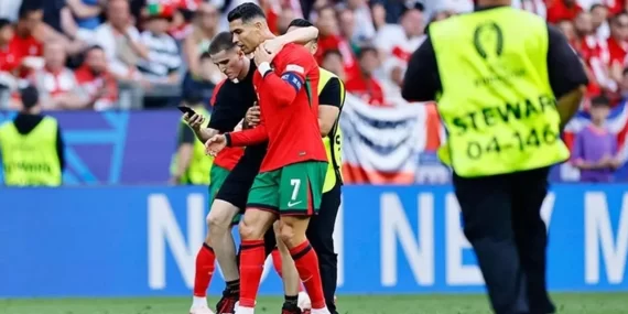 UEFA sahaya giren seyircilere karşı önlemleri artırıyor