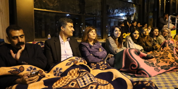 Kayyım atanan Hakkari’de sabaha kadar nöbet tutuldu