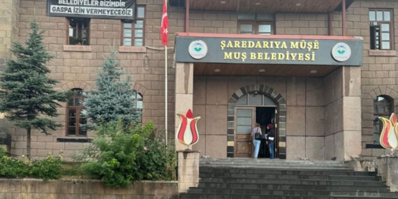 İlk kez asıldı: Muş Belediyesi’ne Kürtçe tabela asıldı