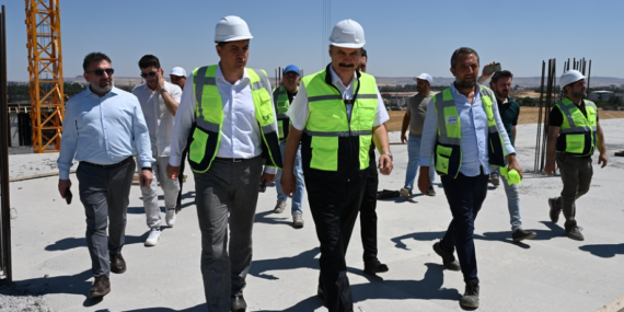 Vali Ekrem Canalp 500 Yataklı Devlet Hastanesi inşaatında incelemelerde bulundu