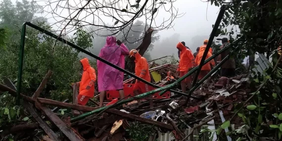 Hindistan'da toprak kaydı: 24 ölü Hindistan’da toprak kaydı: 24 ölü