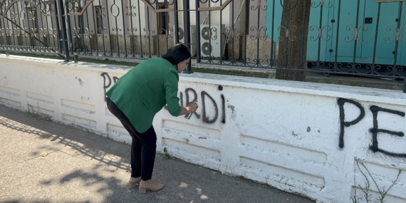 Valilik duvarına ‘Pêşî Kurdî pêşî ziman’ yazıldı