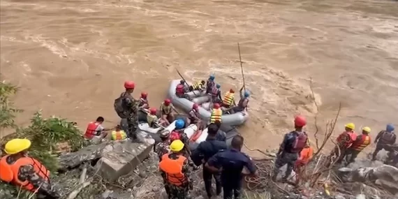 Otobüsler nehre yuvarlandı: 62 kişi nehirde kayboldu Otobüsler nehre yuvarlandı: 62 kişi nehirde kayboldu