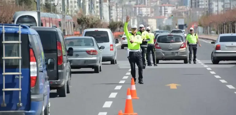 Trafik kurallarını ihlal edenlere rekor cezalar geliyor! İşte yeni düzenlemenin ayrıntıları trafik polisi