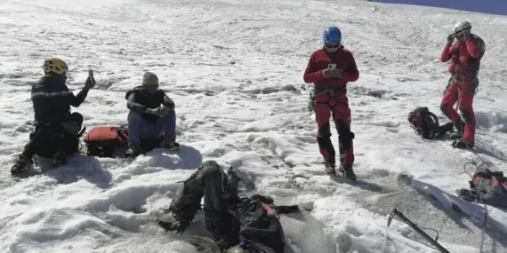 22 yıl önce çığ altında kalan dağcı, karların erimesi ile bulundu 22 yıl önce çığ altında kalan dağcı, karların erimesi ile bulundu