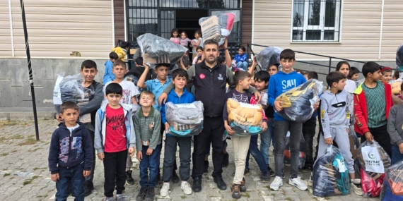 Hayrat Vakfından 2500 öğrenciye 5 bin tl’lik eğitim kışlık seti
