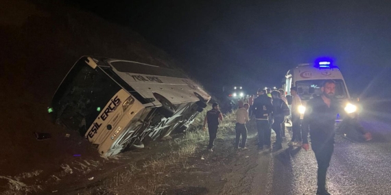 Van otobüsü kaza yaptı: 10 yaralı