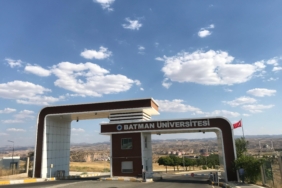 BATMAN üniversitesi kapısı