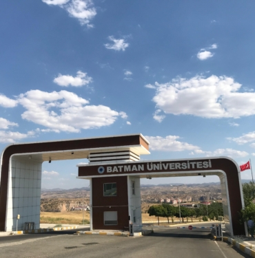 BATMAN üniversitesi kapısı