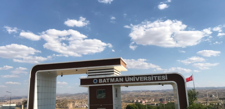 BATMAN üniversitesi kapısı