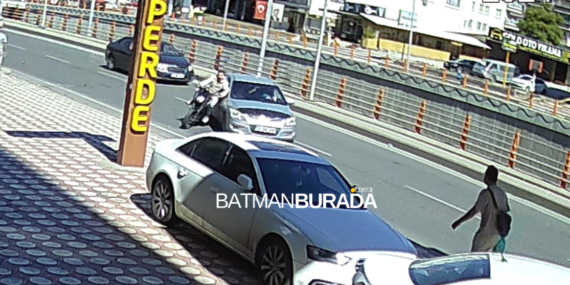 Batman’da seyir halinde motosiklete çarptı!