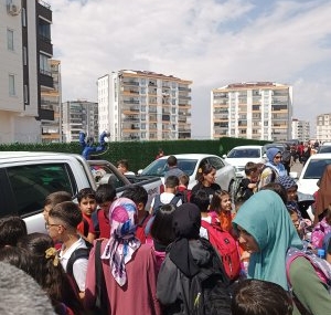 Okul önündeki trafik tehlike saçıyor