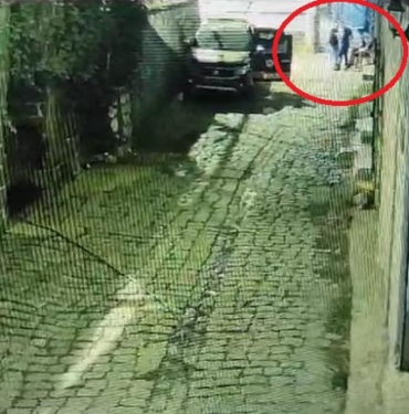 DİYARBAKIR'DA POLİSE BIÇAKLI SALDIRI ANI GÜVENLİK KAMERASINA YANSIDI