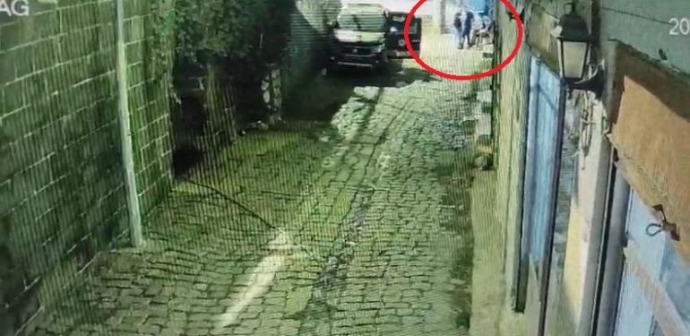 DİYARBAKIR'DA POLİSE BIÇAKLI SALDIRI ANI GÜVENLİK KAMERASINA YANSIDI